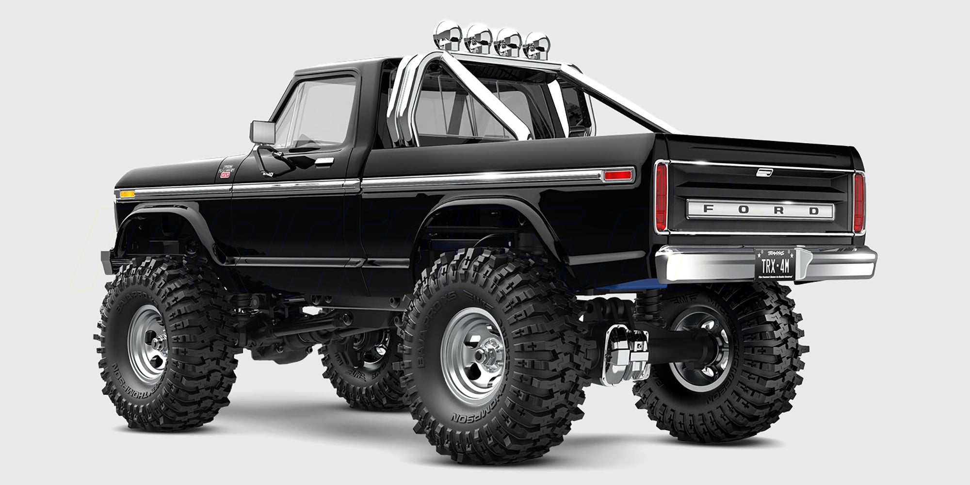 Blå Traxxas TRX-4M Ford F-150 fjernstyret crawler i skala 1:18 set skråt forfra klar til terrænkørsel.