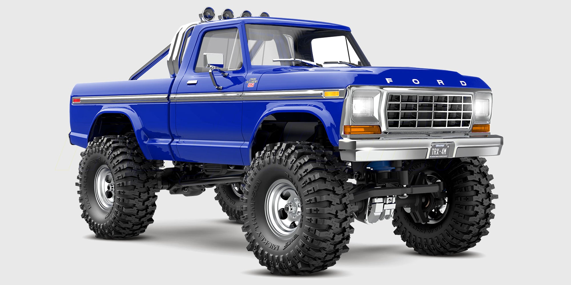 Sort Traxxas TRX-4M Ford F-150 High Trail Edition pickup truck med detaljeret karrosseri og store offroad-hjul.