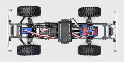 Rød Traxxas TRX-4M Chevrolet K10 fjernstyret crawler med High Trail-løft.