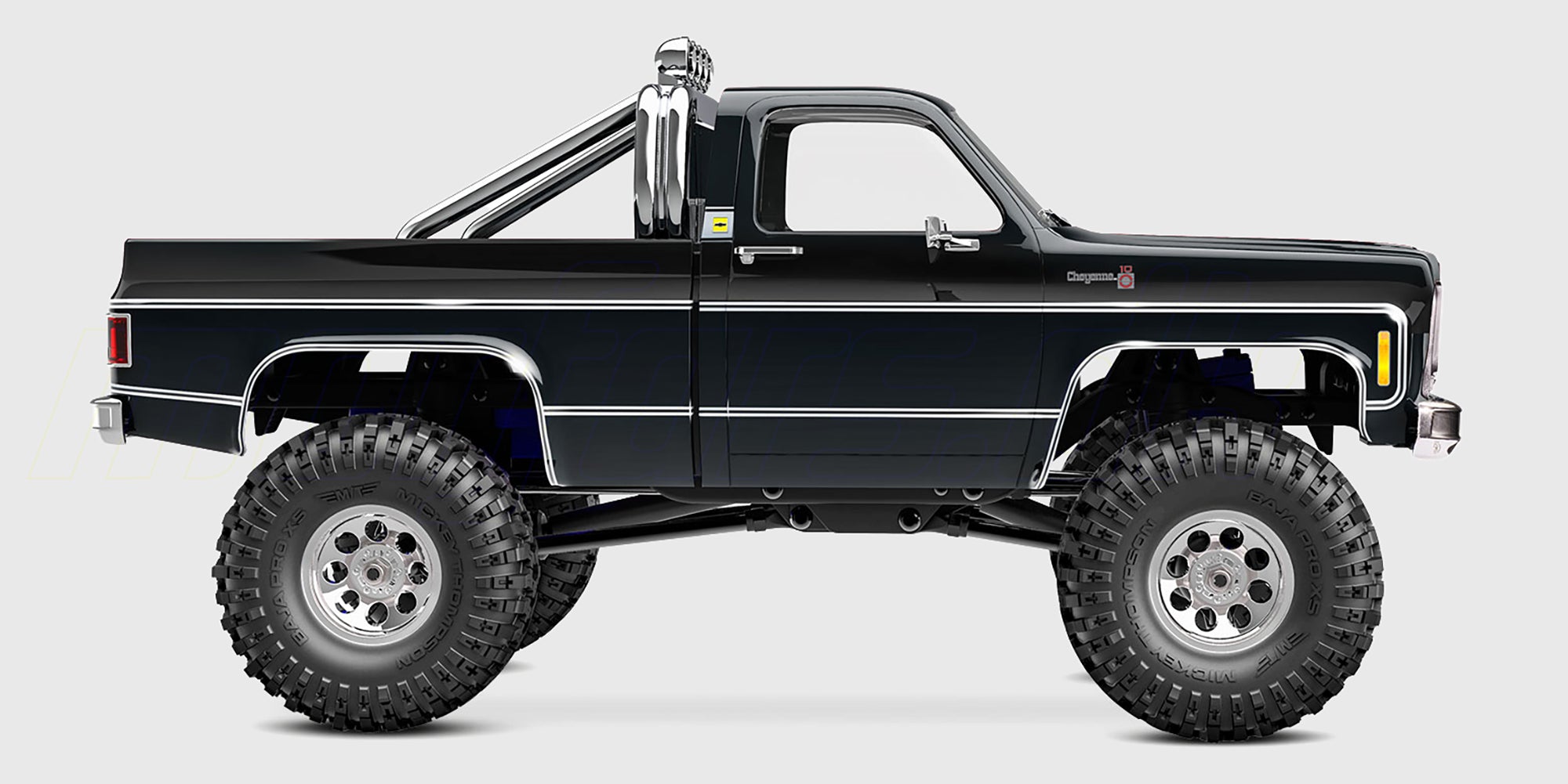Sort Traxxas TRX-4M Chevrolet K10 fjernstyret pickup truck med kromdetaljer på hvid baggrund.