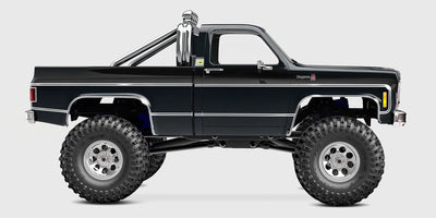 Sort Traxxas TRX-4M Chevrolet K10 fjernstyret pickup truck med kromdetaljer på hvid baggrund.