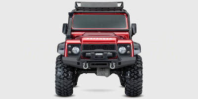 Traxxas TRX-4 fjernstyret off-road crawler med rød karosseri og grove dæk klar til kørsel i terræn.