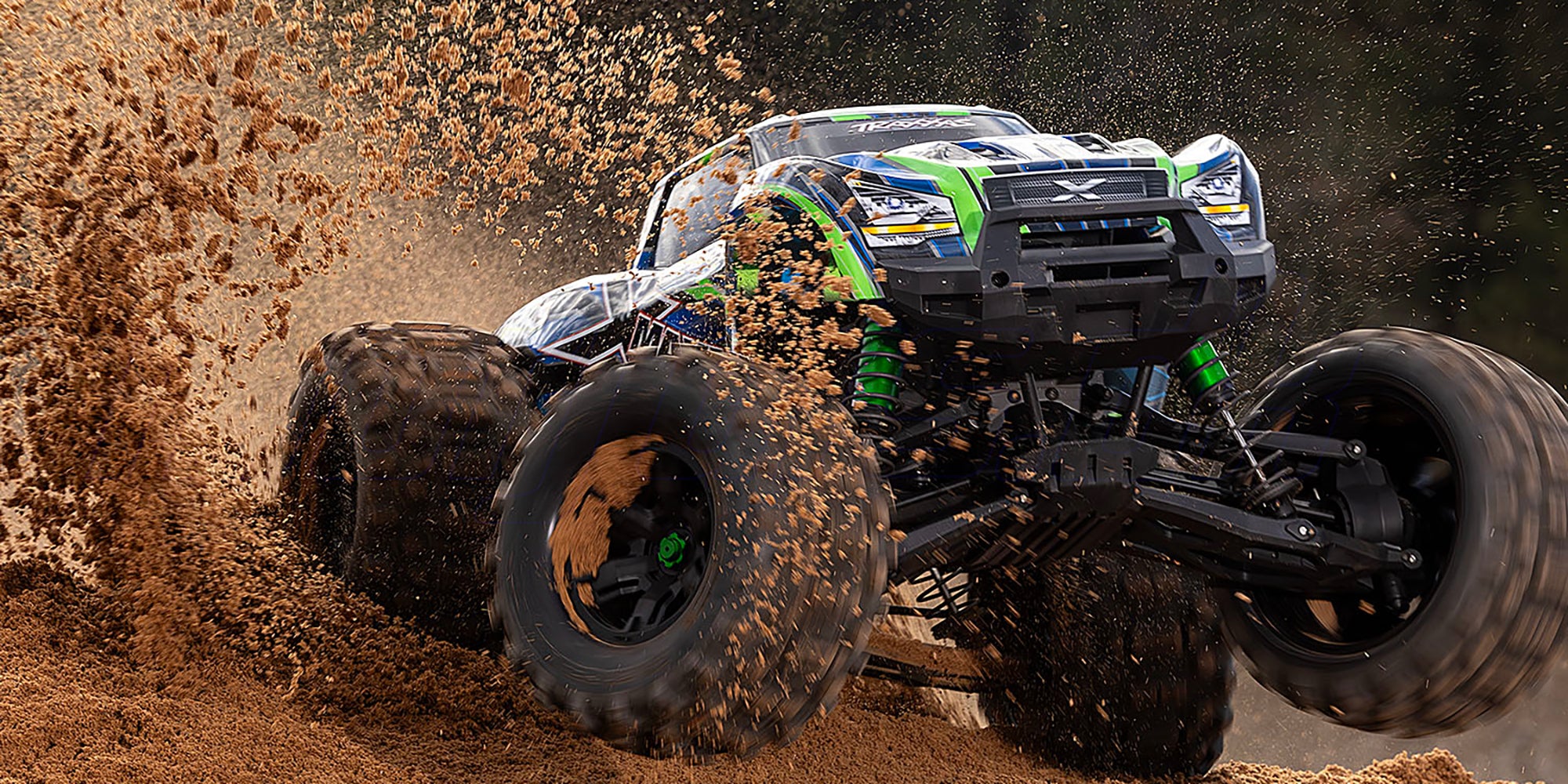 Grøn fjernstyret Traxxas X-Maxx 8S monstertruck med kraftige Sledgehammer dæk set forfra.
