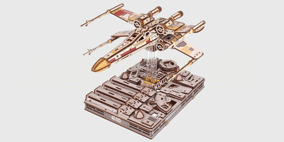 Mekanisk Star Wars byggesæt af X-Wing Starfighter i træ med detaljerede bevægelige dele.