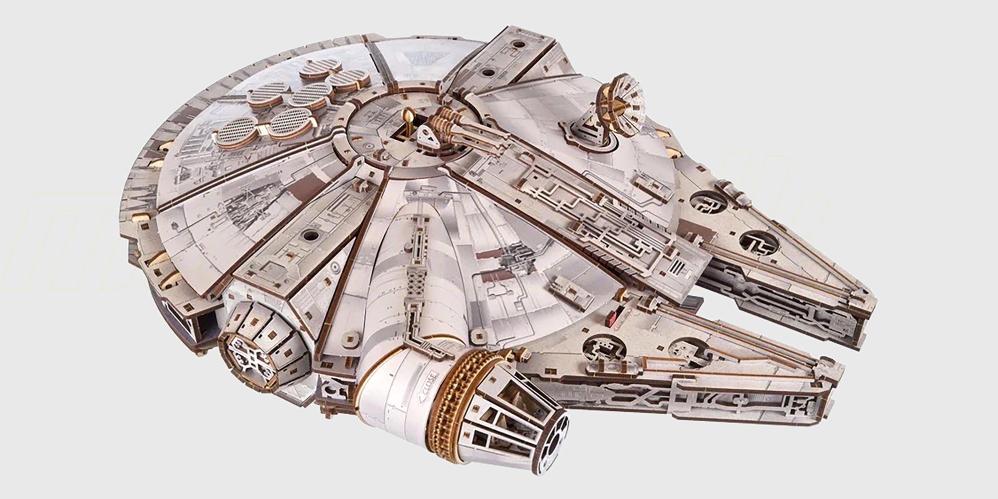 Mekanisk Star Wars byggesæt i træ af en X-wing Fighter med bevægelige vinger og detaljeret cockpit.