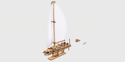 Detaljeret Ugears Ocean Beauty Yacht i lyst træ som et mekanisk byggesæt til hobbybrug.