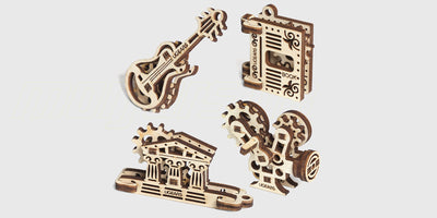 Fire små Ugears fidget-modeller i lyst træ fra det mekaniske byggesæt til begyndere.