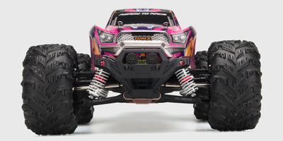 Lilla XLH Race Truck fjernstyret bil med store offroad-hjul og kraftig affjedring set skråt forfra.