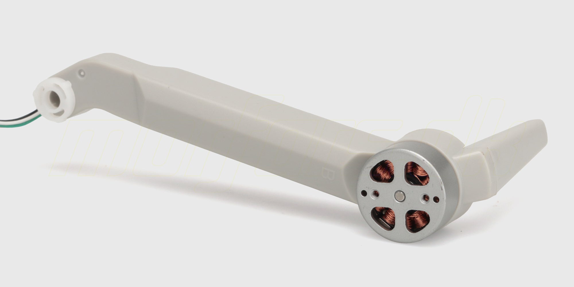 Sort bærearm i plast til Recon XV1 fjernstyret bil vist på en hvid baggrund.