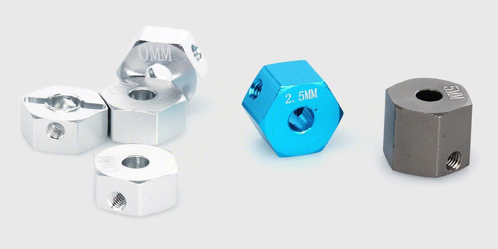 Blå 12mm aluminium hex-adaptere i bred udgave inklusiv pinolskruer til montering på RC biler.