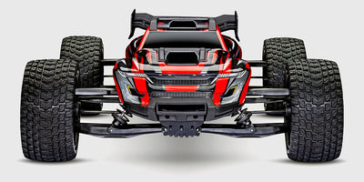 Rød Traxxas XRT Race Truck 8S set forfra med kraftige offroad-dæk på hvid baggrund.