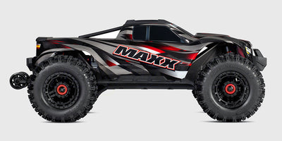 Rød Traxxas Maxx Widemaxx monster truck set fra siden på hvid baggrund.