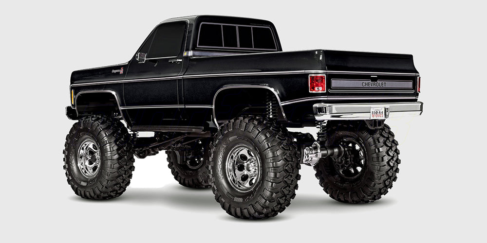 Traxxas TRX-4 High Trail Edition med sort Chevrolet K10 karrosseri set fra en vinkel bagfra.