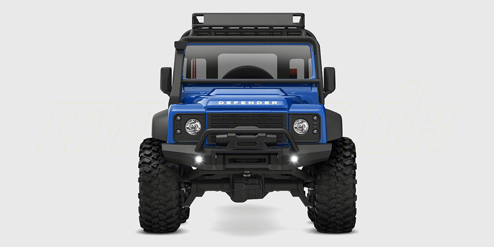 Blå Traxxas TRX-4M Land Rover Defender fjernstyret bil set forfra på en hvid baggrund.