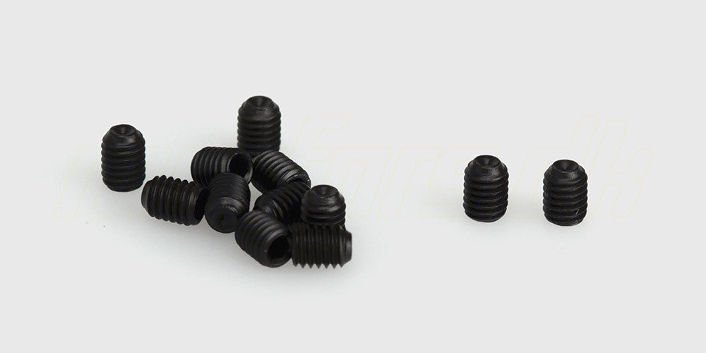 Lille sort pinolskrue i størrelsen 3x4 mm til montering i fjernstyrede biler.