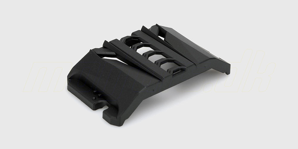 Sort batteridæksel i plast til Spirit XL fjernstyret bil vist på en hvid baggrund.