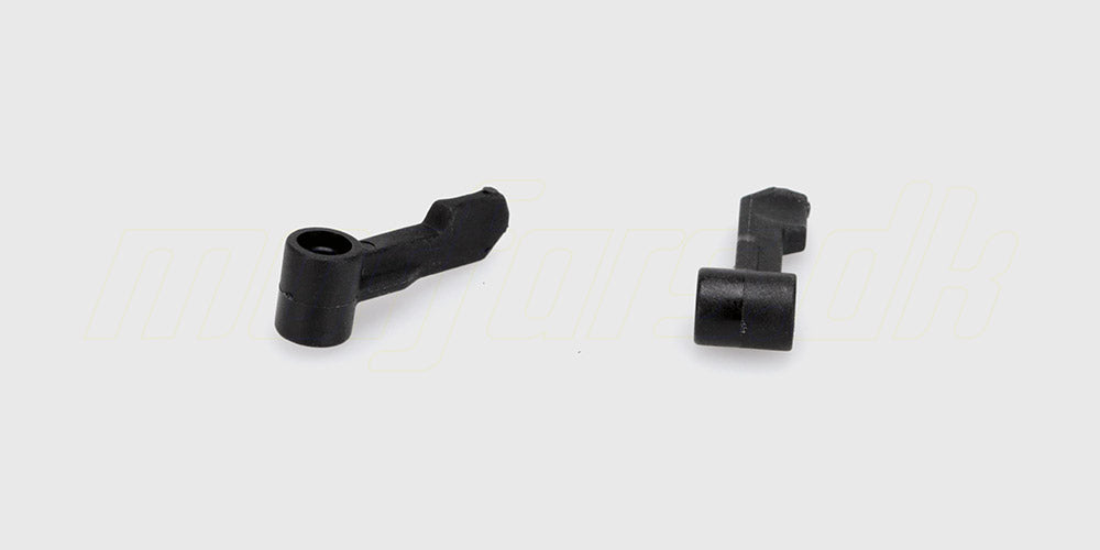 Sort batteridæksel-lås i plast til Spirit XL fjernstyret bil vist på en hvid baggrund.