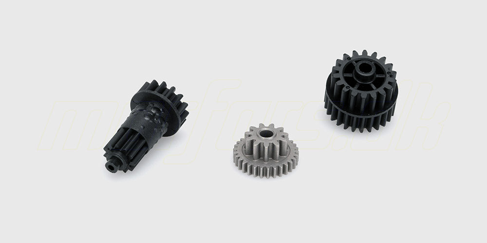 To hvide transmissionsgear i plast til Spirit XL fjernstyret bil vist på en hvid baggrund.