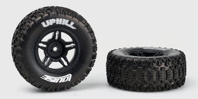 To sorte SC-Uphill dæk monteret på sorte fælge til short course trucks med groft dækmønster.