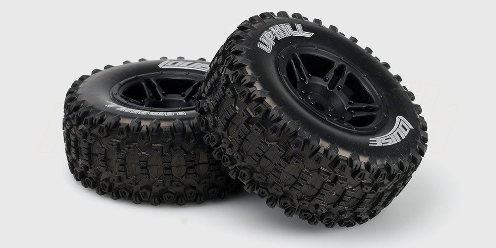 To sorte SC-Uphill dæk monteret på hvide fælge til fjernstyrede Short Course biler.