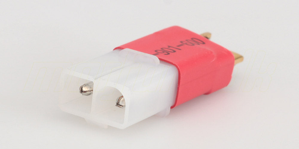 Nærbillede af hvidt Tamiya HUN-stik på konverter til Deans T-Plug ladekabel.