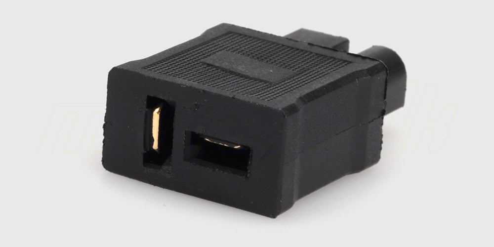 Nærbillede af Tamiya han-stik og Deans T-Plug hun-stik til fjernstyrede biler.