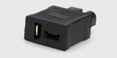 Nærbillede af Tamiya han-stik og Deans T-Plug hun-stik til fjernstyrede biler.