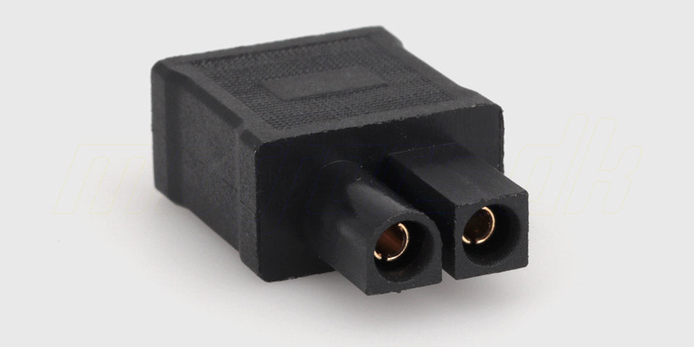 Nærbillede af adapterstik med sort TRX hunstik og hvidt Tamiya hanstik forbundet med rød og sort ledning.