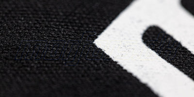 Klassisk hvid Morfars.dk mulepose i kraftigt stof med grønt logo til opbevaring af dit grej.