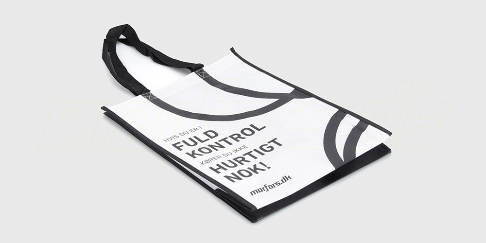 Hvid Morfars.dk genbrugspose i plast med hank til nem transport og opbevaring af fjernstyrede biler og udstyr.