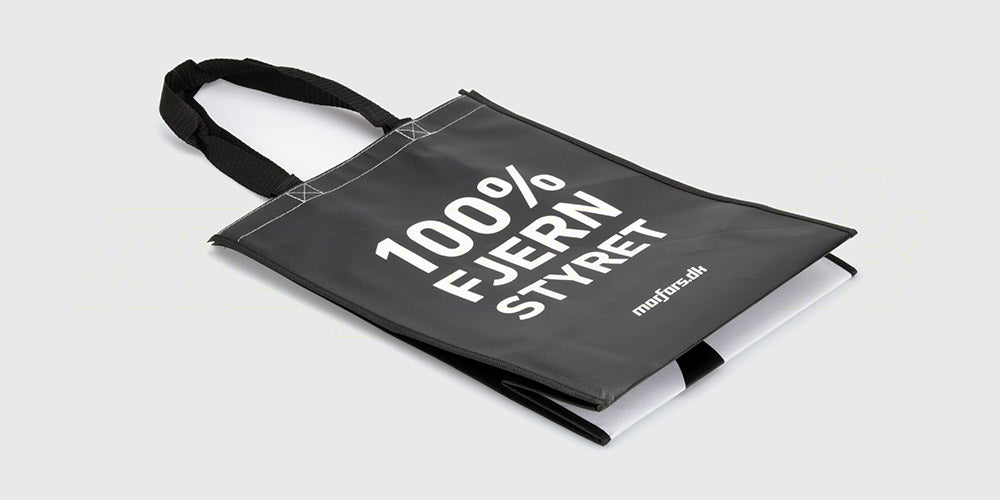 Sort Morfars.dk genbrugs-pose i stof med hvidt logo til bæredygtig transport af fjernstyrede biler.