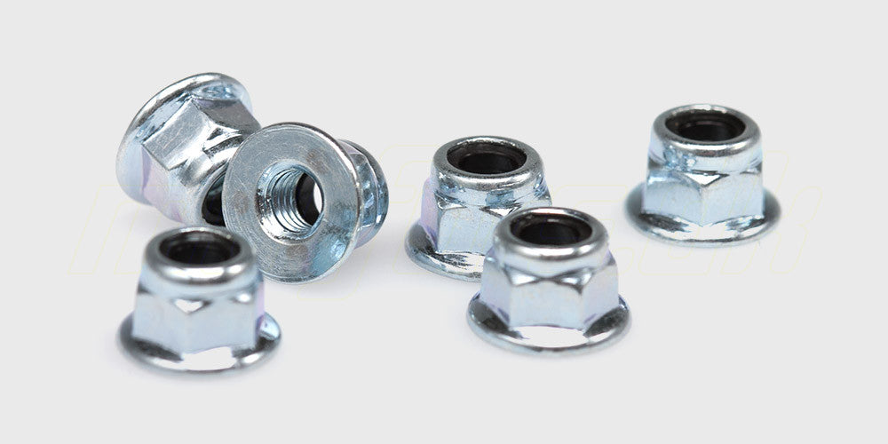 Sølvfarvet M4 møtrik med takket flange til sikker fastgørelse på fjernstyret bil.