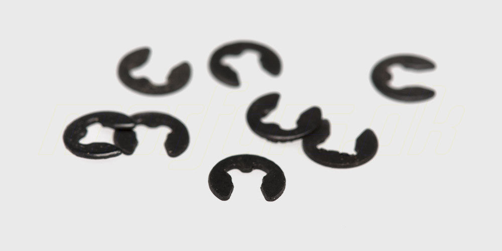 Lille 2mm E-clip i metal til fastgørelse af aksler på fjernstyrede biler.