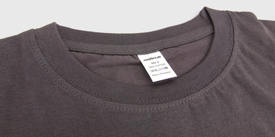 Grå Morfars.dk T-shirt Race Dept. med rødt og hvidt logo på brystet.