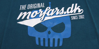 Sort Morfars.dk t-shirt med stort blåt kranium print og logo på brystet til RC-entusiaster.