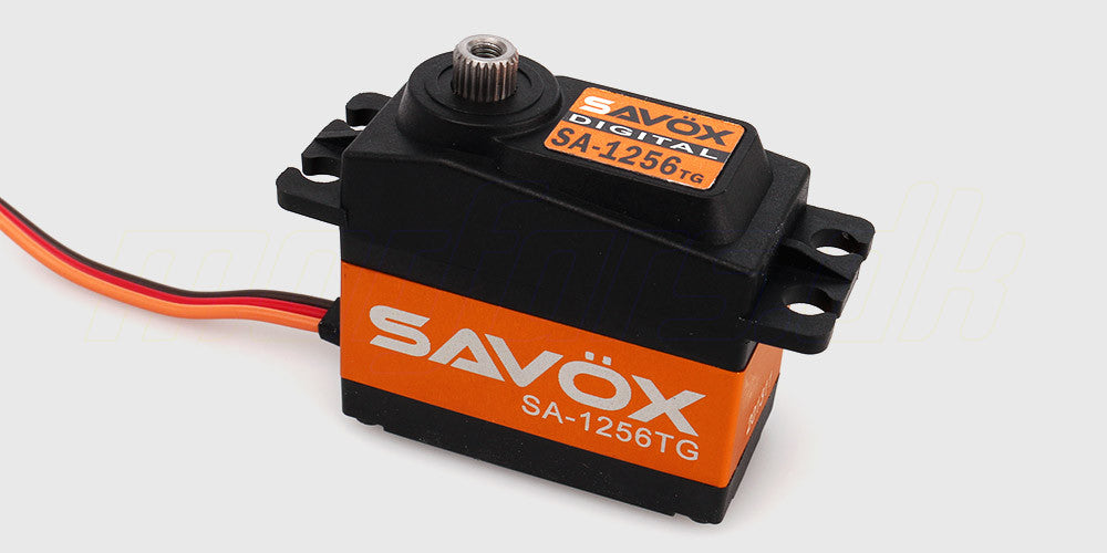 Savox SA-1256TG digital servo med titaniumgear og blåt aluminiumshus til fjernstyrede biler.