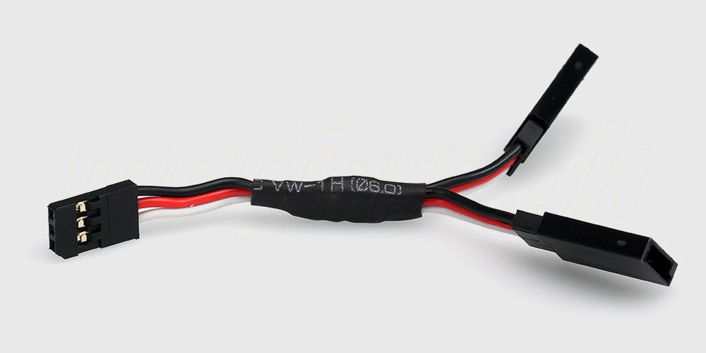 Y-splitter kabel til RC-modtager med sorte, røde og hvide ledninger og tre universelle servostik.