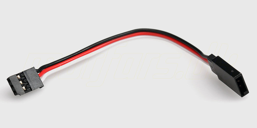 Sort forlængerkabel til fjernstyrede bilers modtagere med trefarvet ledning og plastikstik.