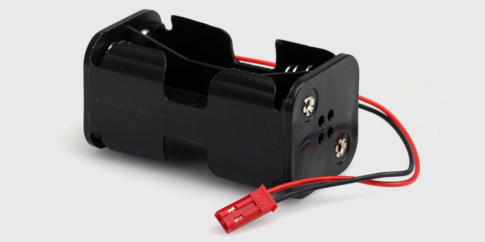 Sort batteriboks i plast til 4 AA batterier med ledning og stik til fjernstyret bil.
