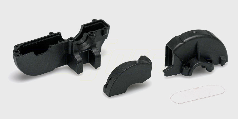 Sorte gearbeskyttere i plast til beskyttelse af tandhjul og gearkasse på en fjernstyret bil.