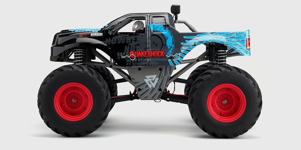 Rød Quakeshock fjernstyret monster truck med 4WD og store dæk til kørsel i ujævnt terræn.