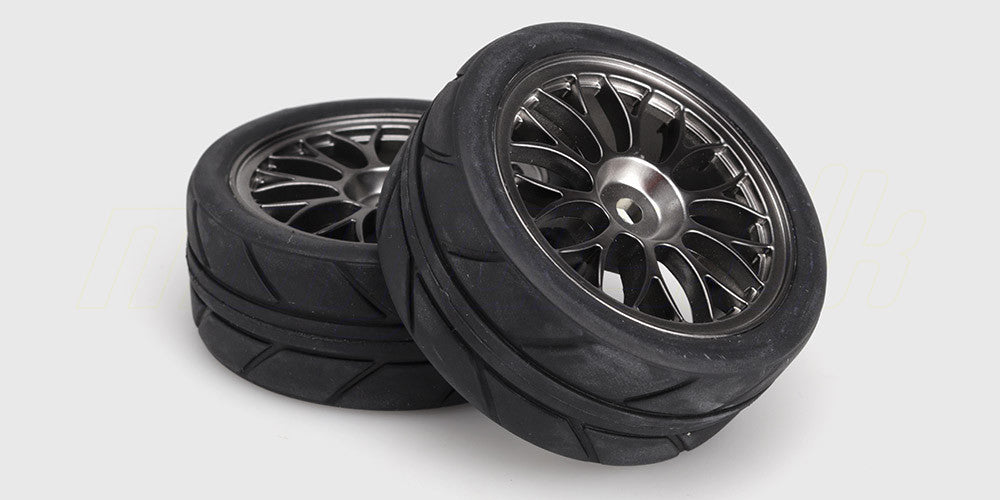 Hjulsæt Sniper ORG til touring car med orange fælge og mønstrede dæk.