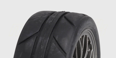 To sæt Sniper ORG dæk med orange fælge monteret på sorte hjul til fjernstyret bil.