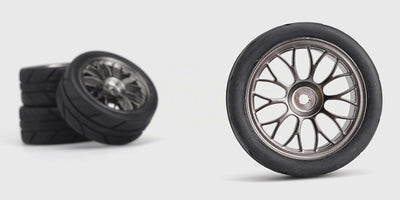 To sorte Sniper ORG offroad dæk med groft mønster monteret på hvide fælge til fjernstyret bil.