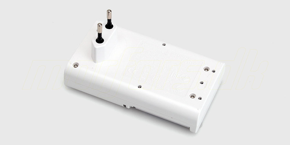 Hvid Panasonic Eneloop lader med fire genopladelige AA 1900mAh batterier til RC udstyr.