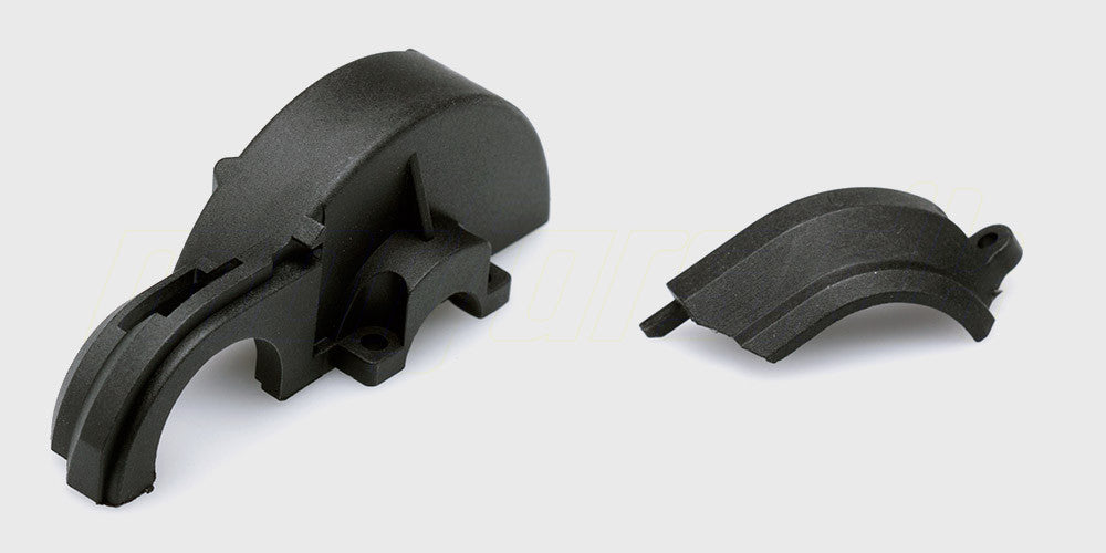 Sort Spur Gear Guard Set i plastik til beskyttelse af tandhjul på en fjernstyret bil.