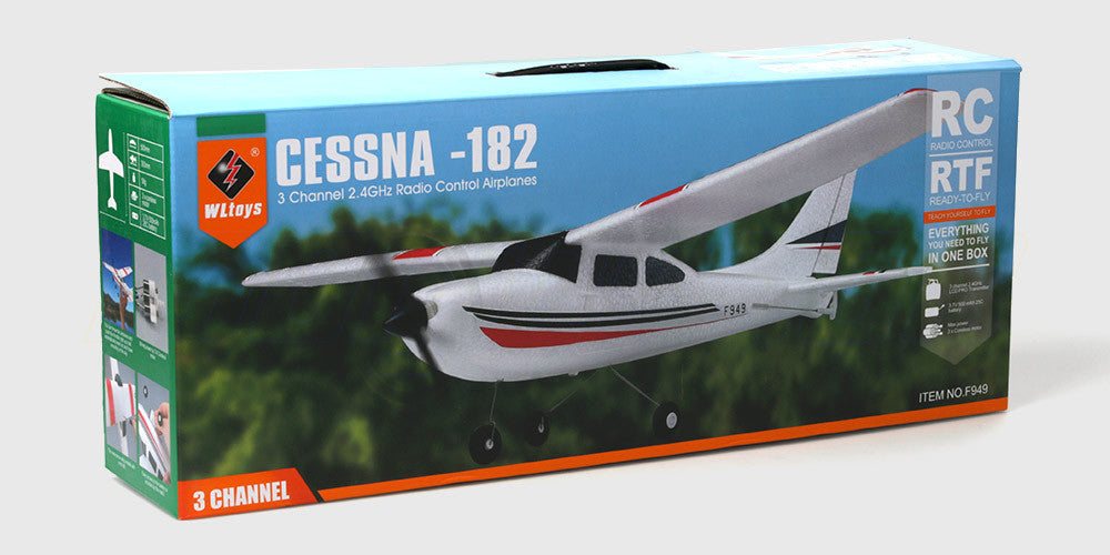 Hvidt og rødt Cessna 182 fjernstyret fly med propel klar til start på en jævn overflade.