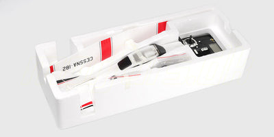 Hvidt og rødt Cessna 182 fjernstyret fly med propel klar til take-off.