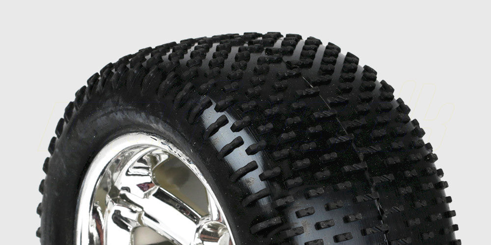 Fire forkromede onroad-hjul med dæk og femegede fælge til fjernstyret bil.