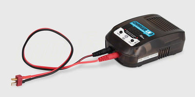 Kompakt sort Charger LN3 batterioplader med LED-statuslamper og ladekabler til RC-biler.